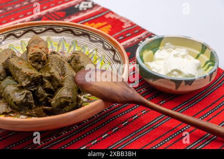 feuilles de vin rouleaux de viande emballés, cuisine balkanique sarma Banque D'Images