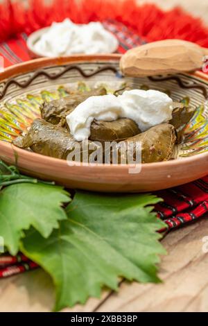 feuilles de vin rouleaux de viande emballés, cuisine balkanique sarma Banque D'Images