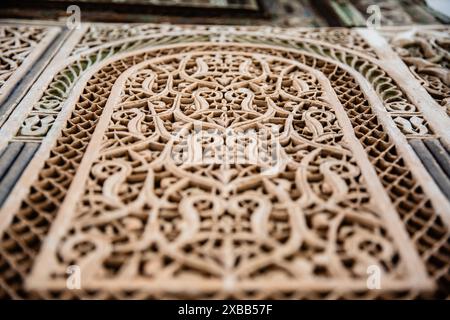 Un bel exemple de plâtre sculpté à Marrakech, Maroc Banque D'Images