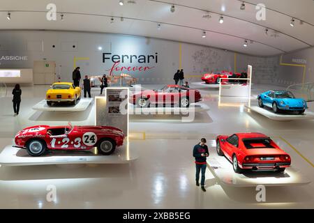 MODÈNE, ITALIE - 21 AVRIL 2022 : voitures Ferrari au Musée de Modène, 208, 365 GTB Daytona, 275 GTB 4, Dino 206 GT, Spider de 375 MM Banque D'Images