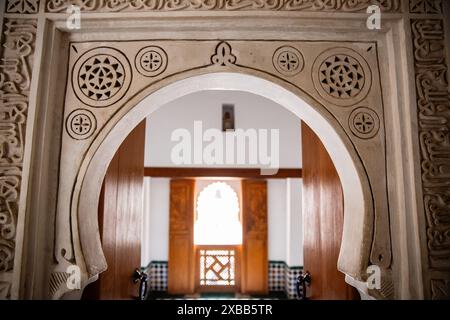 Un bel exemple de plâtre sculpté à Marrakech, Maroc Banque D'Images