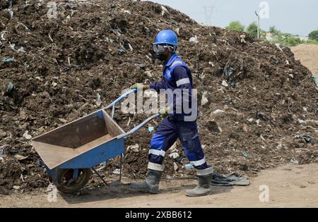 GHANA, Accra Tema, Ashaiman, usine de biogaz et de compostage Safisana, les déchets organiques sont utilisés pour la production de biogaz et le traitement du compost, unité de compostage / GHANA, Safi Sana Biogasanlage, organisateur Abfall werden zu Biogas vergärt und zu Kompost verarbeitet, Kompostwerk Banque D'Images
