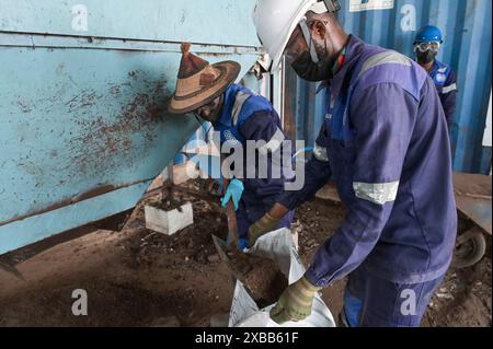GHANA, Accra Tema, Ashaiman, usine de biogaz et de compostage Safisana, les déchets organiques sont utilisés pour la production de biogaz et le traitement du compost, unité de compostage / GHANA, Safi Sana Biogasanlage, organisateur Abfall werden zu Biogas vergärt und zu Kompost verarbeitet, Kompostwerk Banque D'Images