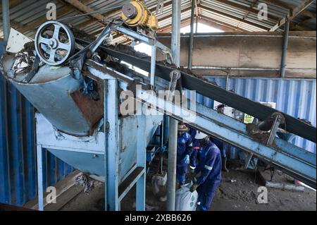 GHANA, Accra Tema, Ashaiman, usine de biogaz et de compostage Safisana, les déchets organiques sont utilisés pour la production de biogaz et le traitement du compost, unité de compostage / GHANA, Safi Sana Biogasanlage, organisateur Abfall werden zu Biogas vergärt und zu Kompost verarbeitet, Kompostwerk Banque D'Images