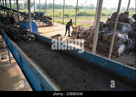 GHANA, région Ashanti, Kumasi, Gyankobaa W2E usine de biogaz déchets à énergie avec usine de recyclage et de compostage, station de recyclage des plastiques, plastiques triés en balles Banque D'Images