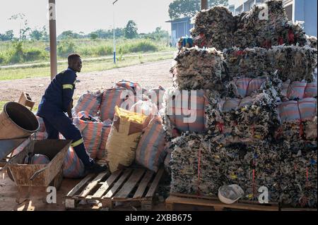 GHANA, région Ashanti, Kumasi, Gyankobaa W2E usine de biogaz déchets à énergie avec usine de recyclage et de compostage, station de recyclage des plastiques, plastiques triés en balles Banque D'Images