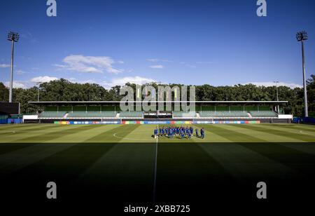 WOLFSBURG - la sélection lors d'une séance d'entraînement de l'équipe nationale néerlandaise au stade AOK le 11 juin 2024 à Wolfsburg, Allemagne. L'équipe nationale néerlandaise se prépare pour le premier match de groupe du Championnat d'Europe de football en Allemagne contre la Pologne. ANP KOEN VAN WEEL Banque D'Images