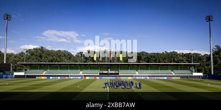 WOLFSBURG - la sélection lors d'une séance d'entraînement de l'équipe nationale néerlandaise au stade AOK le 11 juin 2024 à Wolfsburg, Allemagne. L'équipe nationale néerlandaise se prépare pour le premier match de groupe du Championnat d'Europe de football en Allemagne contre la Pologne. ANP KOEN VAN WEEL Banque D'Images
