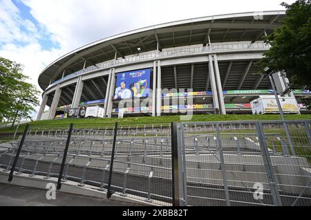 11 juin 2024, Hesse, Francfort-sur-le-main : un accès sans obstacle mène à la zone extérieure de la Frankfurt Arena. Le match du Championnat d'Europe du Groupe E entre la Belgique et la Slovaquie aura lieu ici le 17.06.2024. Photo : Arne Dedert/dpa Banque D'Images