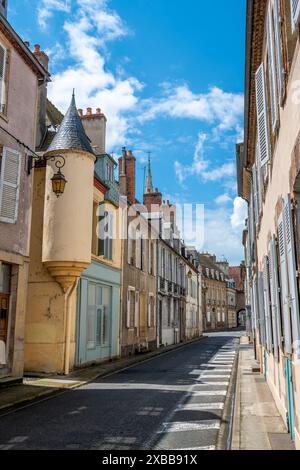 Façades colorées de vieilles maisons dans une rue de Moulins, ville historique située dans le département français de l'Allier, en Auvergne Banque D'Images