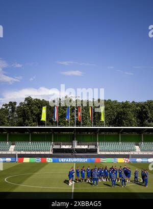 WOLFSBURG - la sélection lors d'une séance d'entraînement de l'équipe nationale néerlandaise au stade AOK le 11 juin 2024 à Wolfsburg, Allemagne. L'équipe nationale néerlandaise se prépare pour le premier match de groupe du Championnat d'Europe de football en Allemagne contre la Pologne. ANP KOEN VAN WEEL Banque D'Images