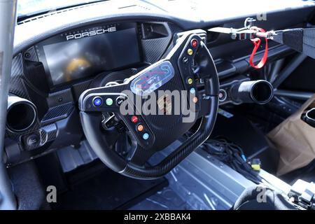 Intérieur de la voiture de course Porsche 911 GT3 Cup avec porte ouverte à 4 heures de course de Barcelone, European le Mans Series sur le circuit de Barcelone le 14/4/2024 Banque D'Images