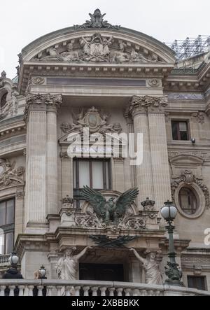 France, Paris - 04 janv. 2024 - entrée à l'opéra Palais Garnier avec des caryatides. Détails architecturaux du Palais Garnier (Opéra National Banque D'Images