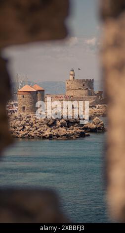 Vue encadrée du port de Mandraki, Rhodes : un aperçu de l'histoire Banque D'Images