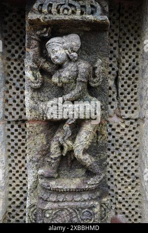 Le temple du soleil Konark est le point culminant de l'architecture du temple d'Orissan, et l'un des monuments les plus étonnants de l'architecture religieuse dans le monde. Construit par le roi Narasimhadeva au XIIIe siècle, le temple entier a été conçu sous la forme d'un char colossal avec sept chevaux et vingt-quatre roues, transportant le Dieu du soleil, Surya, à travers les cieux. Surya est une divinité populaire en Inde depuis la période védique. Le temple est un site du patrimoine mondial et l'une des sept merveilles de l'Inde. Konark, Puri, Orissa, Inde. Banque D'Images