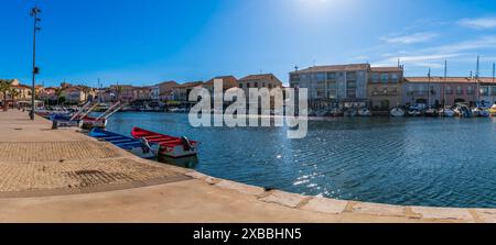 Vue panoramique sur le port de Mèze dans l'Hérault, en Occitanie Banque D'Images