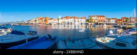 Vue panoramique sur le port de Mèze dans l'Hérault, en Occitanie Banque D'Images