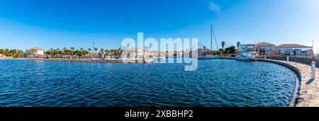 Vue panoramique sur le port de Mèze dans l'Hérault, en Occitanie Banque D'Images