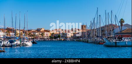 Vue panoramique sur le port de Mèze dans l'Hérault, en Occitanie Banque D'Images