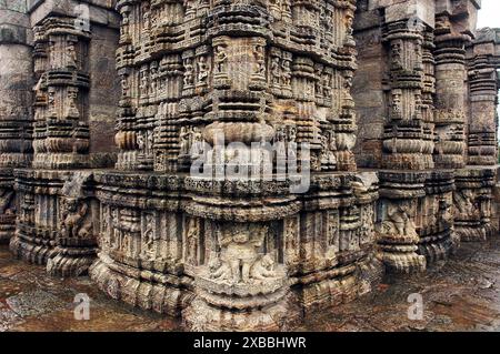 Le temple du soleil Konark est le point culminant de l'architecture du temple d'Orissan, et l'un des monuments les plus étonnants de l'architecture religieuse dans le monde. Construit par le roi Narasimhadeva au XIIIe siècle, le temple entier a été conçu sous la forme d'un char colossal avec sept chevaux et vingt-quatre roues, transportant le Dieu du soleil, Surya, à travers les cieux. Surya est une divinité populaire en Inde depuis la période védique. Le temple est un site du patrimoine mondial et l'une des sept merveilles de l'Inde. Konark, Puri, Orissa, Inde. Banque D'Images