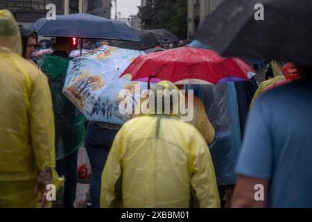 Moscou, Russie. 11 juin 2024. Les gens s'abritent sous des parapluies pendant la pluie dans le centre de Moscou, en Russie Banque D'Images