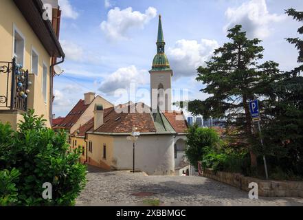 Vieille rue pavée à Bratislava avec le clocher de l'église St Martins au centre. Banque D'Images