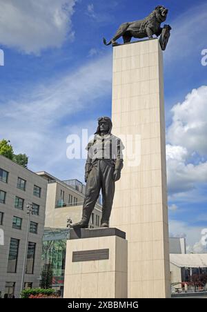 Bratislava, Slovaquie, 23-05-24. Statue de Milan Rastislav Štefánik, située en face du Théâtre National était un politicien slovaque et diplomate, Banque D'Images