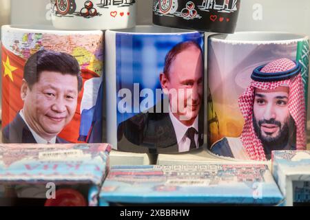 Moscou, Russie. 11 juin 2024. Des portraits de leaders mondiaux sont représentés sur des tasses qui sont vues sur un comptoir d'une boutique de souvenirs dans le centre de Moscou, Russie Banque D'Images