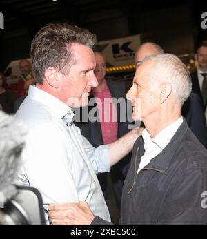 Le candidat travailliste européen Aodhan O Riordain TD (à gauche) et le candidat du Parti Vert européen Ciaran Cuffe au centre de dénombrement RDS à Dublin alors que le dénombrement se poursuit dans les élections européennes en Irlande. Date de la photo : mardi 11 juin 2024. Banque D'Images