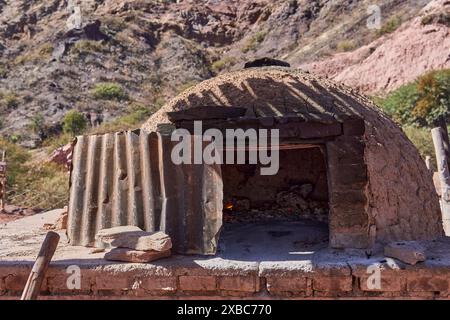 Four en argile rustique au milieu des montagnes dans une maison de campagne à Cafayate, Argentine Banque D'Images