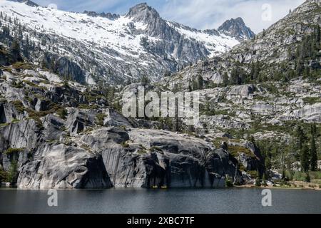 Le magnifique paysage de montagne et le lac de haute altitude dans la nature sauvage des Alpes de la Trinité de Shasta. Une paire de kayakistes éloignés pagaie à travers le lac. Banque D'Images