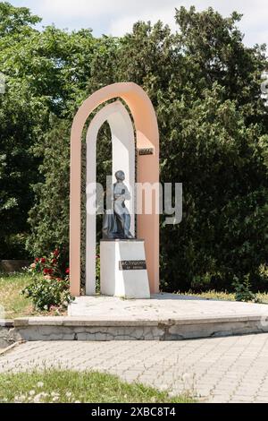 Kertch, Russie 14 juin 2023 : monument au grand poète russe Alexandre Pouchkine sur le talus. Une inscription en russe à A.S.Pouchkine de Ker Banque D'Images