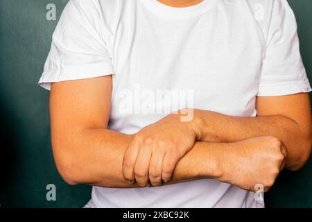 Un homme ressentant une douleur au poignet, un syndrome du canal carpien, une tendinite, une tendinite. Banque D'Images