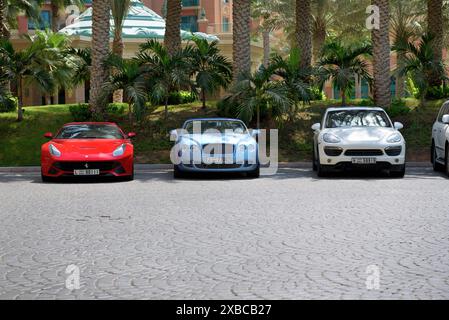 DUBAÏ, Émirats arabes Unis - SEPTEMBRE 11 : l'hôtel Atlantis The Palm et les limousines. Il est situé sur l'île artificielle Palm Jumeirah le 11 septembre 2013 à Dubaï, Banque D'Images