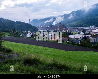 La sidérurgie Voestalpine dans le district de Donawitz, connue pour la première application du procédé Linz-Donawitz pour la production d'acier, Leoben, Styrie Banque D'Images