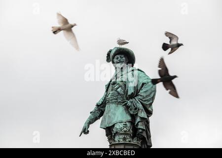 Mouette sur statue ou statue de Gustaf II Adolf par Bengt Erland Fogelberg, Gothenburg, Vaestra Goetalands laen, Suède Banque D'Images