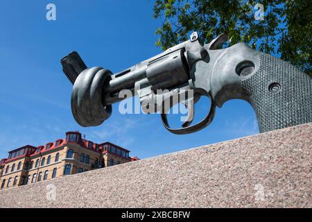 Revolver Colt Python 357 Magnum noué, sculpture anti-guerre de Carl Fredrik Reuterswaerd, Kungsportsavenyen, Gothenburg, Vaestra Goetalands laen Banque D'Images