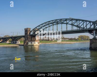 Pont de fer historique sur une rivière, ciel bleu clair en arrière-plan, Cologne, Rhénanie du Nord-Westphalie, Allemagne Banque D'Images