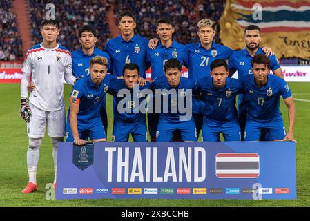 Bangkok, Thaïlande. 11 juin 2024. Les joueurs thaïlandais posent pour une photo de groupe lors du match de qualification pour la Coupe du monde de la FIFA 2026 du Groupe C entre la Thaïlande et Singapour au stade national Rajamangala. Score final ; Thaïlande 3 : 1 Singapour. Crédit : SOPA images Limited/Alamy Live News Banque D'Images