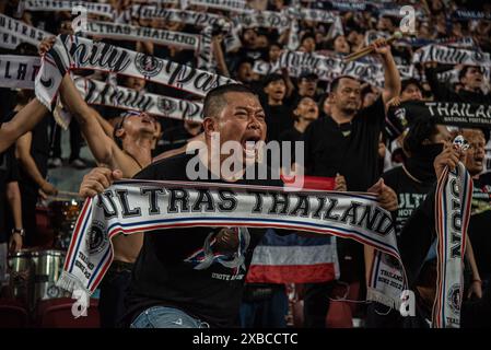 Bangkok, Thaïlande. 11 juin 2024. Les supporters thaïlandais montrent leur soutien à l'équipe nationale thaïlandaise de football lors du match du groupe C des qualifications pour la Coupe du monde de la FIFA 2026 entre la Thaïlande et Singapour au stade national Rajamangala. Score final ; Thaïlande 3 : 1 Singapour. Crédit : SOPA images Limited/Alamy Live News Banque D'Images
