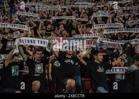 Bangkok, Thaïlande. 11 juin 2024. Les supporters thaïlandais montrent leur soutien à l'équipe nationale thaïlandaise de football lors du match du groupe C des qualifications pour la Coupe du monde de la FIFA 2026 entre la Thaïlande et Singapour au stade national Rajamangala. Score final ; Thaïlande 3 : 1 Singapour. Crédit : SOPA images Limited/Alamy Live News Banque D'Images