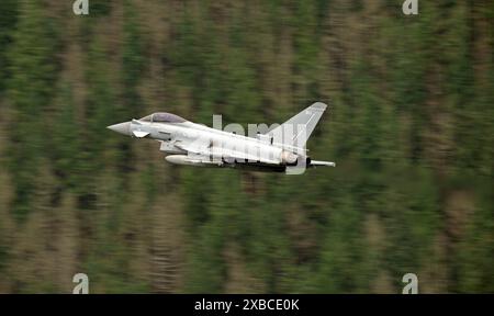 RAF Eurofighter (Typhoon) faible niveau à 250 pieds à travers la boucle de Mach, région LFA7 du pays de Galles Banque D'Images