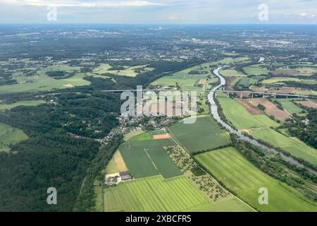 Vue aérienne du pont de la vallée de la Ruhr au-dessus de la rivière Ruhr, Rhénanie du Nord-Westphalie, Allemagne Banque D'Images