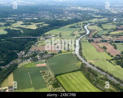 Vue aérienne du pont de la vallée de la Ruhr au-dessus de la rivière Ruhr, dans la ville de Muelheim an der Ruhr, Rhénanie du Nord-Westphalie, Allemagne Banque D'Images