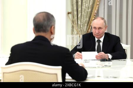 Moscou, Russie. 11 juin 2024. Le président russe Vladimir Poutine, à droite, écoute le ministre turc des Affaires étrangères Hakan Fidan, à gauche, lors d’une réunion bilatérale en face à face au Kremlin, le 11 juin 2024, à Moscou, en Russie. Crédit : Mikhail Metzel/Kremlin Pool/Alamy Live News Banque D'Images