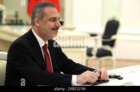 Moscou, Russie. 11 juin 2024. Le ministre turc des Affaires étrangères, Hakan Fidan, écoute le président russe Vladimir Poutine, lors d’une réunion bilatérale en face à face au Kremlin, le 11 juin 2024, à Moscou, en Russie. Crédit : Mikhail Metzel/Kremlin Pool/Alamy Live News Banque D'Images