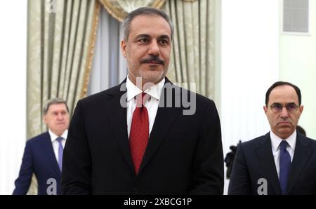 Moscou, Russie. 11 juin 2024. Le ministre turc des Affaires étrangères Hakan Fidan, au centre, attend l’arrivée du président russe Vladimir Poutine, pour une rencontre bilatérale en face à face au Kremlin, le 11 juin 2024, à Moscou, en Russie. Crédit : Mikhail Metzel/Kremlin Pool/Alamy Live News Banque D'Images