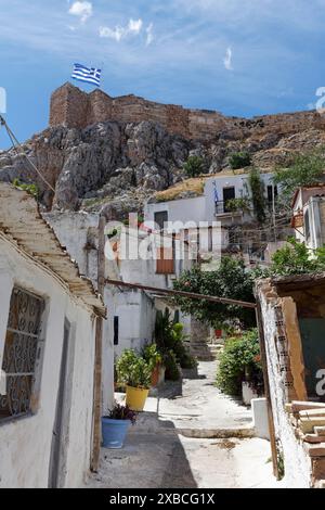 Allée d'escalier à Anafiotika, quartier résidentiel traditionnel avec de petites maisons dans le style des îles des Cyclades, Athènes, Grèce Banque D'Images