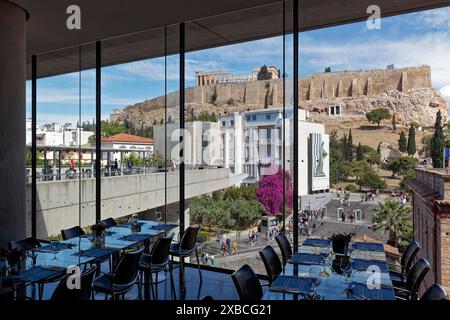 Vue sur l'Acropole depuis le restaurant du musée, Musée de l'Acropole, architecte Bernard Tschumi, Athènes, Grèce Banque D'Images