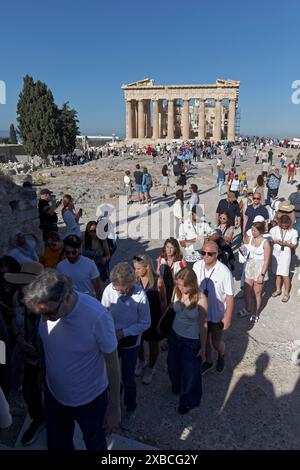 File de touristes devant le point de vue sur l'Acropole, vue du temple du Parthénon, Athènes, Grèce Banque D'Images